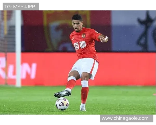 深圳足球队逆袭之路揭秘：从低谷到巅峰的奋斗与荣耀