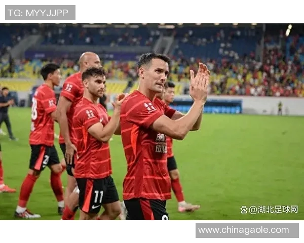 10月29日足球明星齐聚赛场展现风采引发球迷热烈追捧